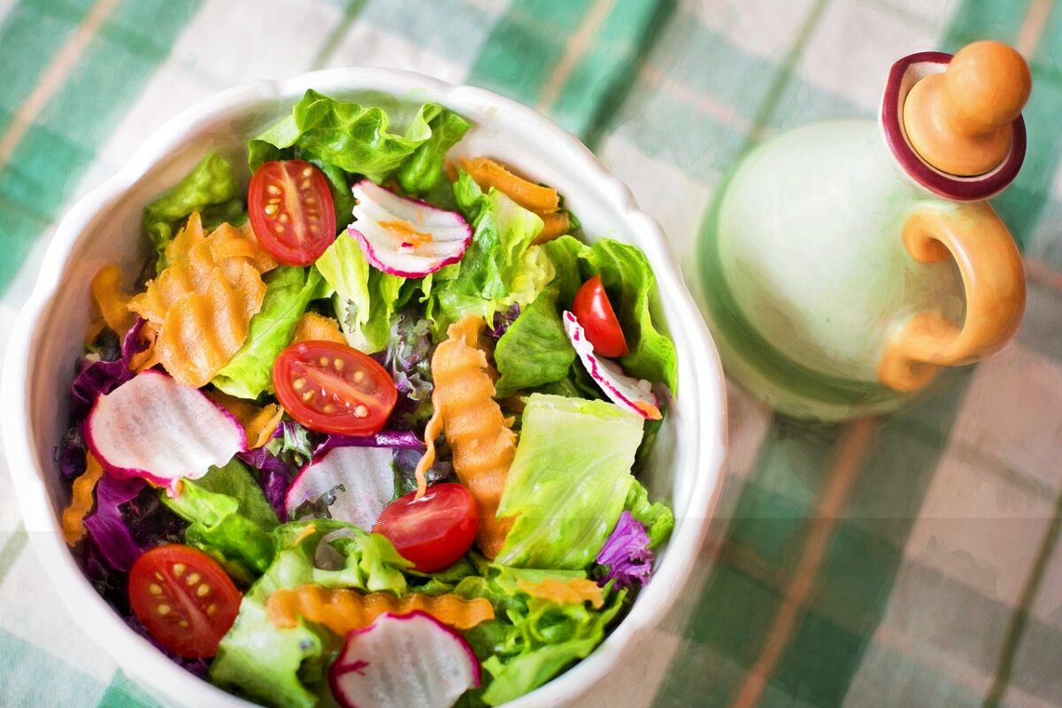 Οι 6+1 λόγοι που πρέπει να τρώμε σαλάτα πριν από το γεύμα, αν θέλουμε να χάσουμε βάρος