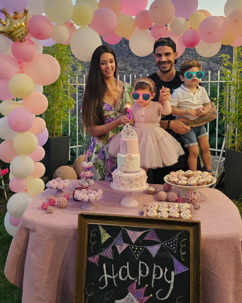 Άκης Πετρετζίκης: Η τριώροφη τούρτα και το τραπέζι με τα γλυκά στα γενέθλια της κόρης του