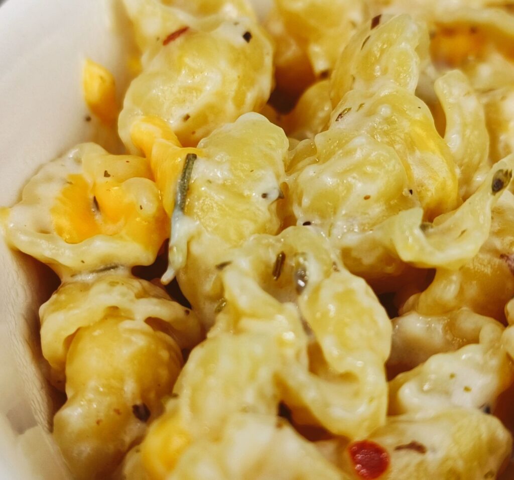 Συνταγή: Vegan Mac & Cheese με 3 υλικά – Έτοιμο σε 15 λεπτά