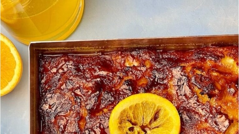 Τέλεια συνταγή για αφράτη πορτοκαλόπιτα με τραγανό φύλλο