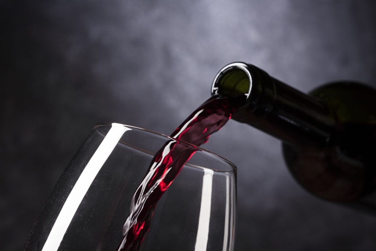 Έξυπνο κόλπο: Πώς να κλείσετε ξανά ένα μπουκάλι κρασί
