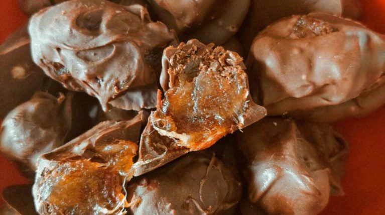 Συνταγή: Πανεύκολα σοκολατάκια με γέμιση καραμέλα, χωρίς ζάχαρη