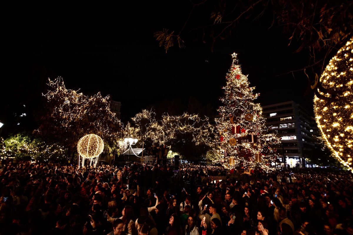 Άρωμα Χριστουγεννένων στην Αθήνα: Φωταγωγήθηκε το χριστουγεννιάτικο δέντρο – Χιλιάδες φωτάκια και στολίδια