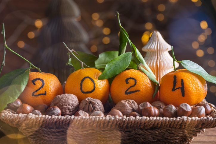 Πρωτοχρονιάτικα έθιμα: Φαγητά και γλυκά που βρίσκουμε στο τραπέζι κάθε χώρας