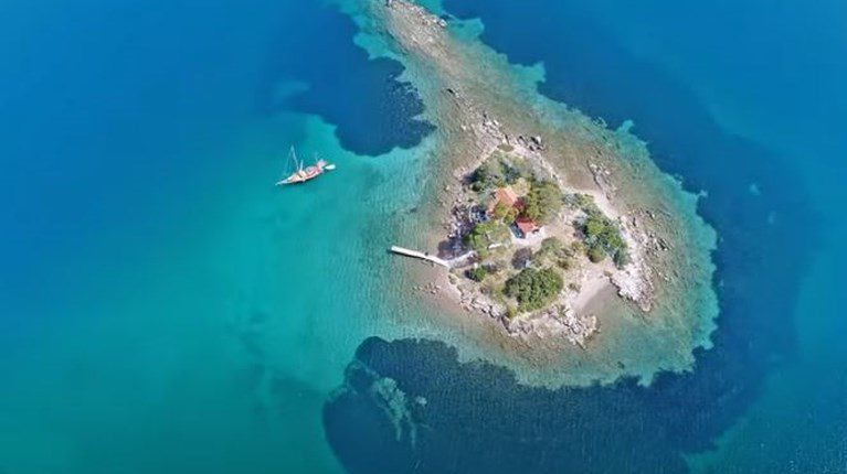 Ερως: Αυτό είναι το ελληνικό νησάκι του έρωτα – Σε σχήμα καρδιάς, τελούνται συνέχεια γάμοι