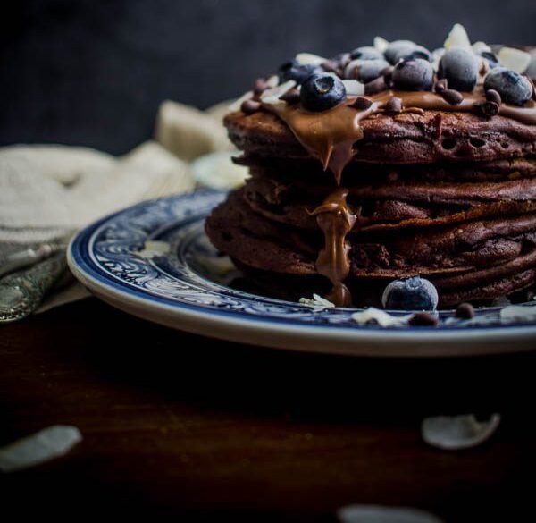 Συνταγή: Απίθανα pancakes με βρώμη και κομματάκια σοκολάτας