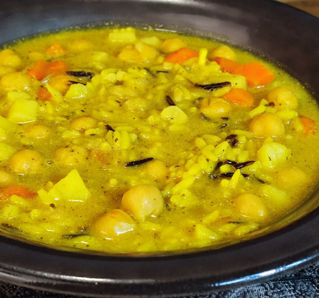 Συνταγή: Θρεπτική, κρεμώδης σούπα με άγριο ρύζι και λαχανικά