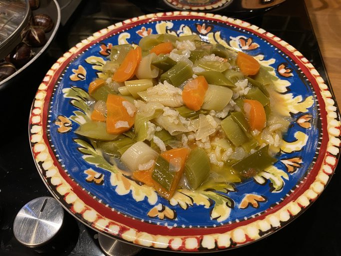 Νηστίσιμη συνταγή: Πρασόρυζο με λαχανικά – Φουλ θρεπτικό πιάτο