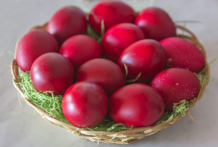 Τα 10+2 tips για το βάψιμο των κόκκινων αυγών – Δεν θα σπάσουν, θα γυαλίζουν