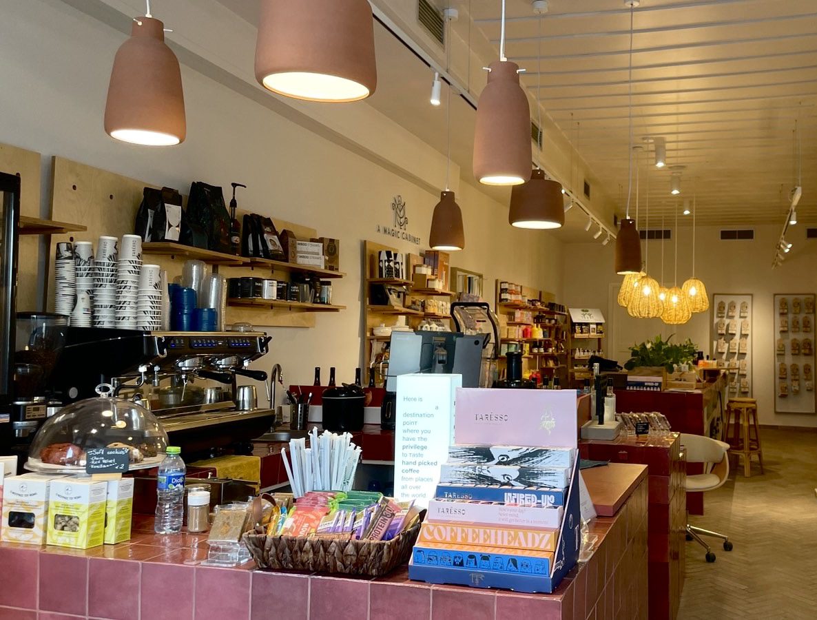 Το Avocado Café των Aria Hotels ενώνει τις δυνάμεις του με το A Magic Cabinet στη Σύρο