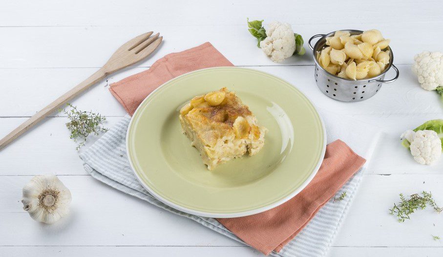 Συνταγή: Vegan ογκρατέν ζυμαρικών με σάλτσα κουνουπιδιού