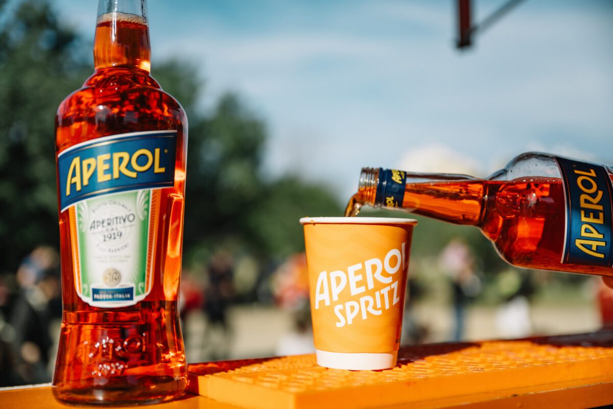 To Aperol πρωταγωνιστεί στα μεγαλύτερα φεστιβάλ του καλοκαιριού