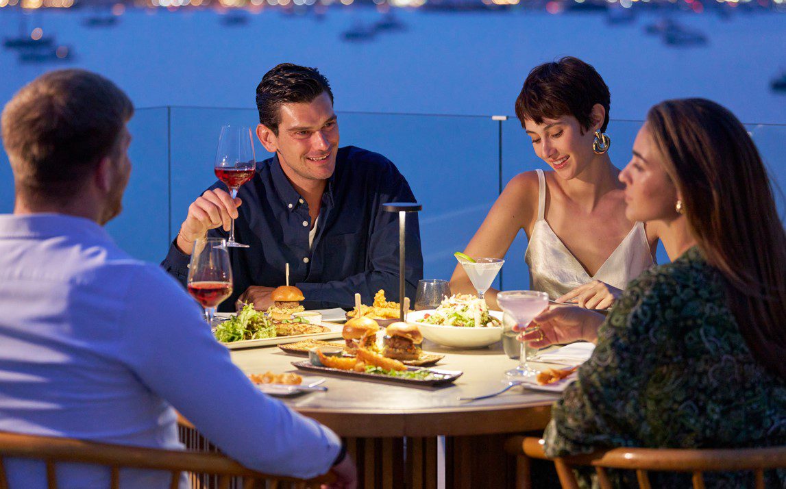 Qurio Rooftop Bar: Καλοκαιρινή εμπειρία με θέα και ρυθμό στο Nikki Beach Porto Heli