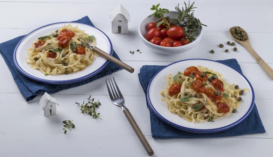 Vegan συνταγή: Ταλιατέλες με σαντορινιά κάπαρη, ψητά ντοματίνια και μυρωδικά Κυκλάδων