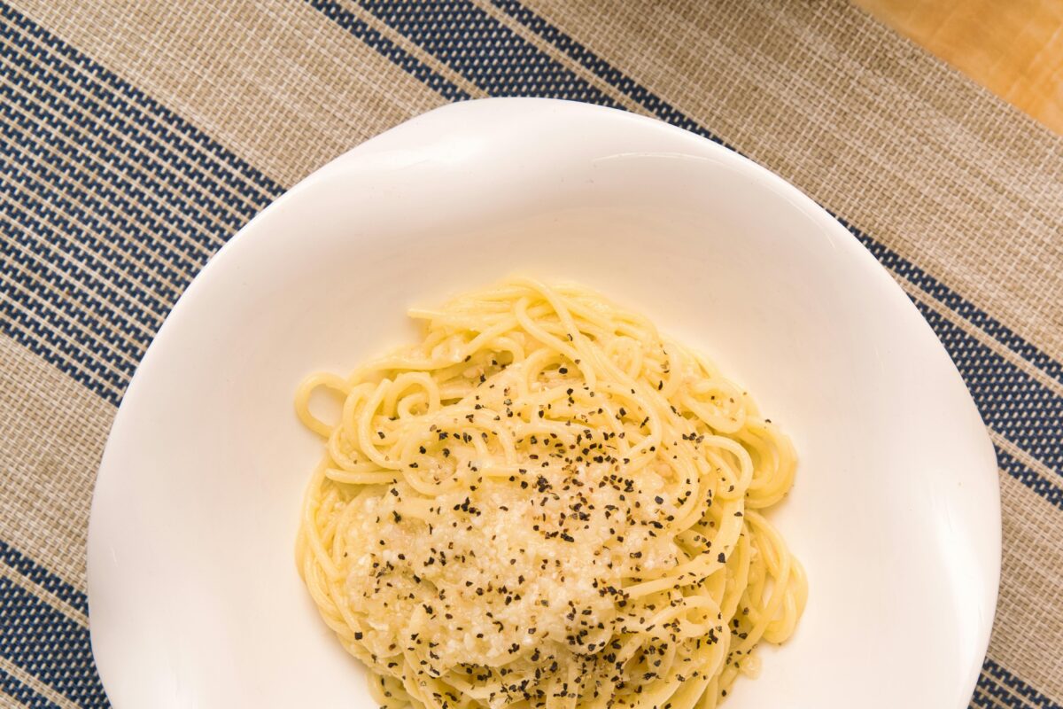 «Cacio e pepe»: Η βρετανική παραλλαγή του κλασικού πιάτου ζυμαρικών που προκάλεσε την οργή των Ιταλών