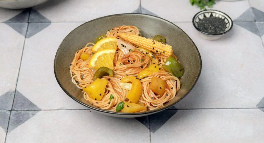 Ιδιαίτερη και vegan συνταγή: Μακαρονάδα με γλυκόξινη σάλτσα