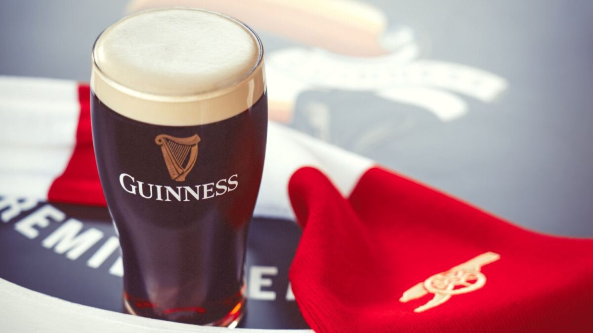 H Guinness συνεχίζει και φέτος να είναι η επίσημη μπύρα της Premier League και το γιορτάζει με νέα παγκόσμια καμπάνια