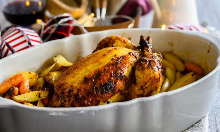 Κοτόπουλο στον φούρνο: Τρεις συνταγές γεμάτες γεύση και άρωμα για το Κυριακάτικο τραπέζι