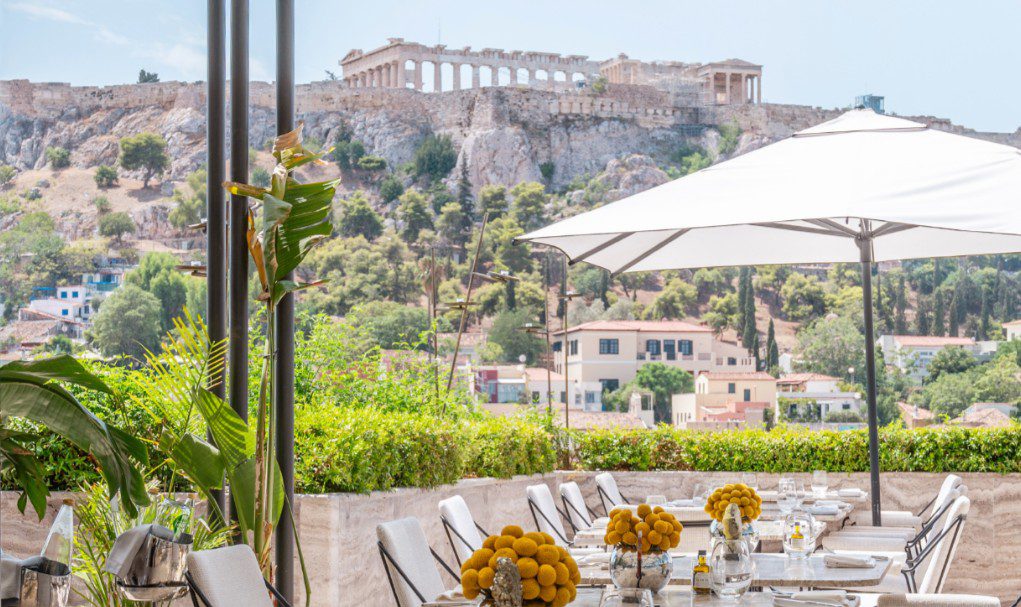 THE DOLLI: Λάμπει με δύο MICHELIN Keys στο Παρίσι και φωτίζει την Αθήνα