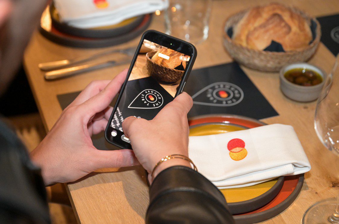 Around the Table 2025: Το γαστρονομικό event που μας καλεί να ανακαλύψουμε την πόλη μέσα από τις γεύσεις της