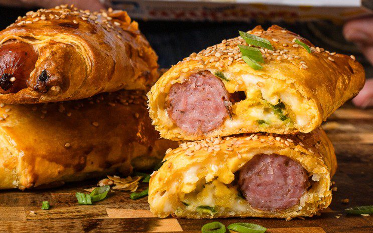 Λαχταριστή συνταγή για κυριακάτικο brunch: Φωλίτσες με αυγά, λουκάνικα και τυριά