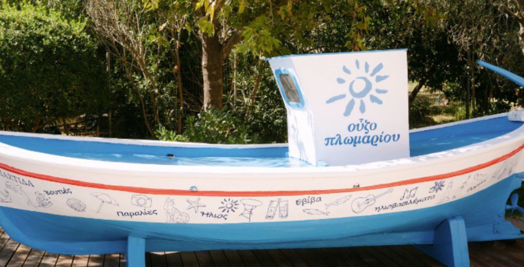 Η «Ηλιαχτίδα»: Το καΐκι που έγινε καμβάς καλοκαιρινών αναμνήσεων από το Ούζο Πλωμαρίου