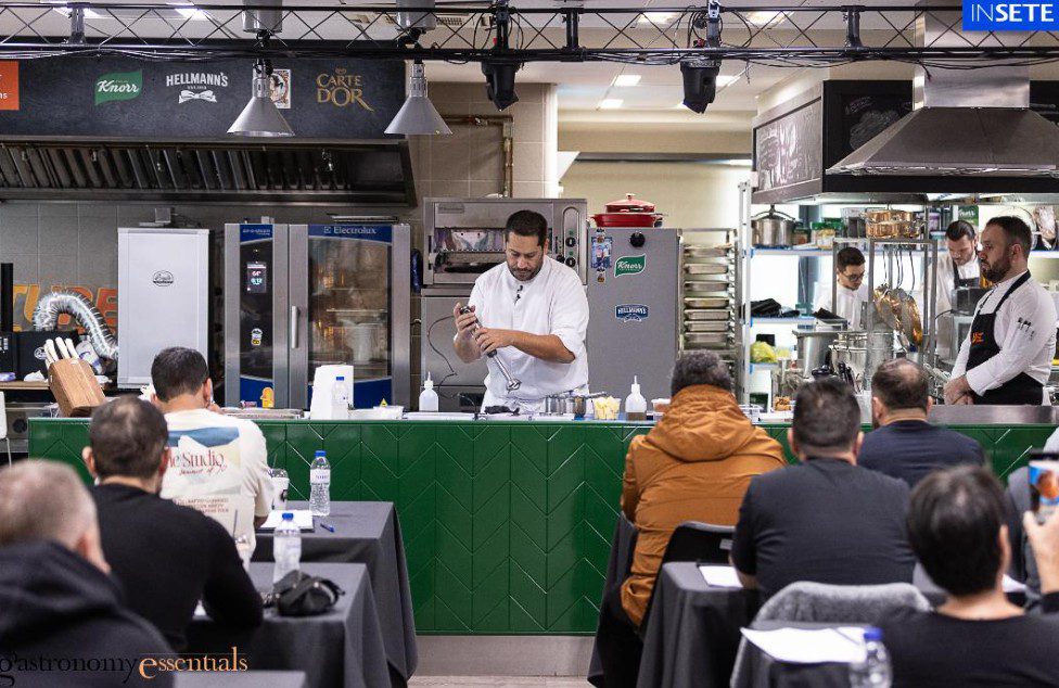 Επαγγελματίες σεφ μαθαίνουν τα πάντα σχετικά με το φρέσκο ελληνικό ψάρι εκτροφής