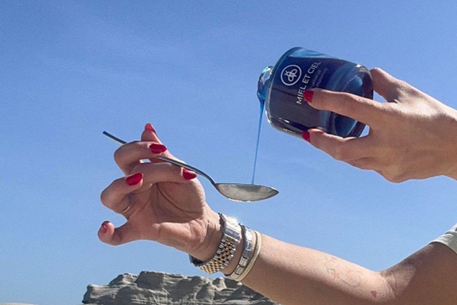 «Miel et Ciel»: Τι είναι το μπλε μέλι και πώς παρασκευάζεται