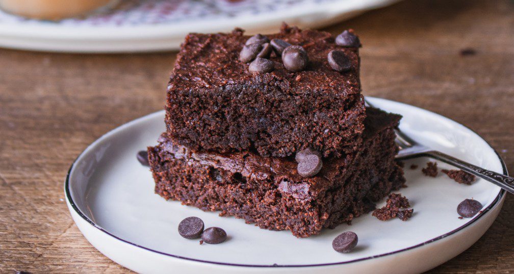 Σοκολατένια και vegan brownies με σάλτσα μήλου