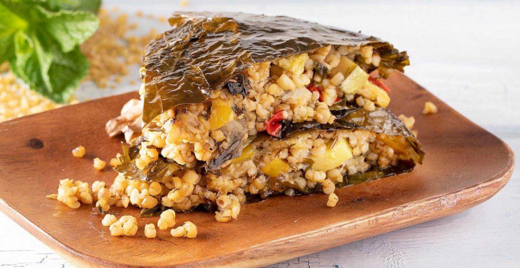 Συνταγή: Διαφορετική και vegan πίτα από αμπελόφυλλα με πλιγούρι και λαχανικά