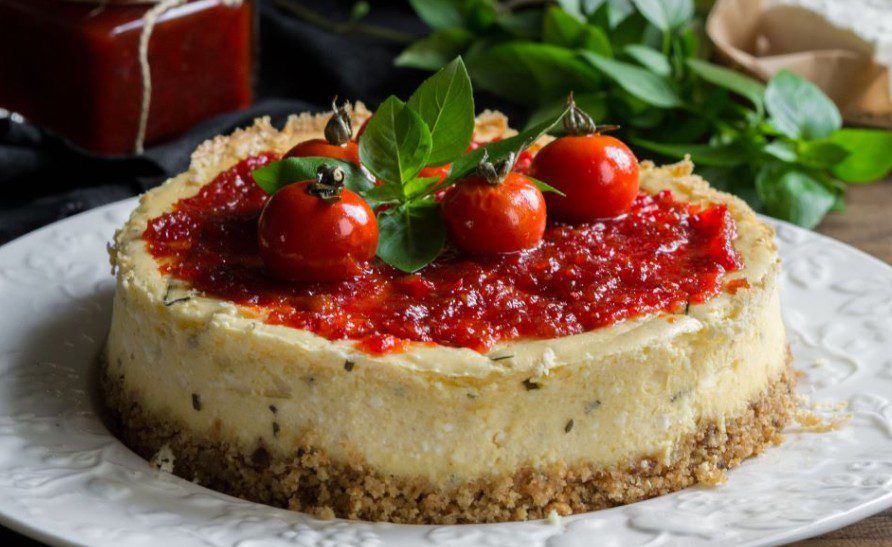 Συνταγή: Αλμυρό cheesecake με ξυνομυζήθρα και πικάντικη μαρμελάδα