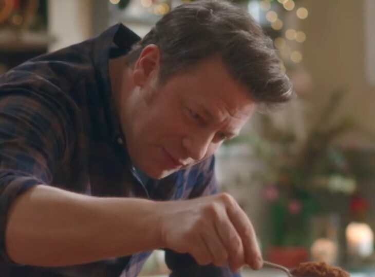 Ο Βρετανός σεφ Jamie Oliver μας δείχνει τα μυστικά για την τέλεια γαλοπούλα