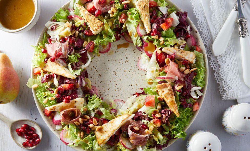 Συνταγή για το χριστουγεννιάτικο τραπέζι: Εντυπωσιακή σαλάτα στεφάνι με γλυκιά μυζήθρα