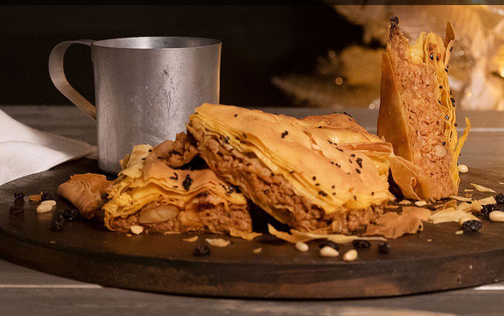 Συνταγή που «μυρίζει» Χριστούγεννα: Κιμαδόπιτα με σταφίδες