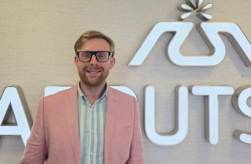 Η Παπουτσάνης ενισχύει τη διεθνή παρουσία της