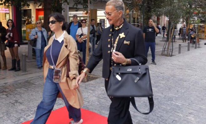 Ο Λάκης Γαβαλάς χαρίζει red carpet στιγμές στην καρδιά της Ερμού