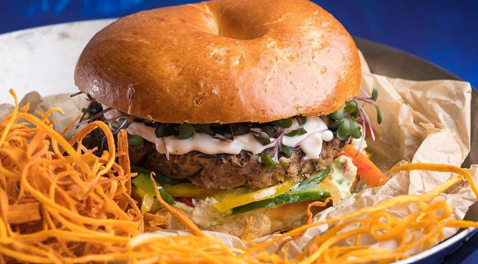 Πώς θα φτιάξετε vegan burger με μπιφτέκια από όσπρια και λαχανικά