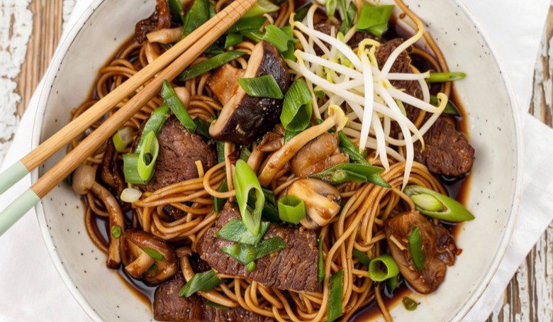 Γεύση από Ασία στο τραπέζι σας: 3+1 συνταγές για noodles