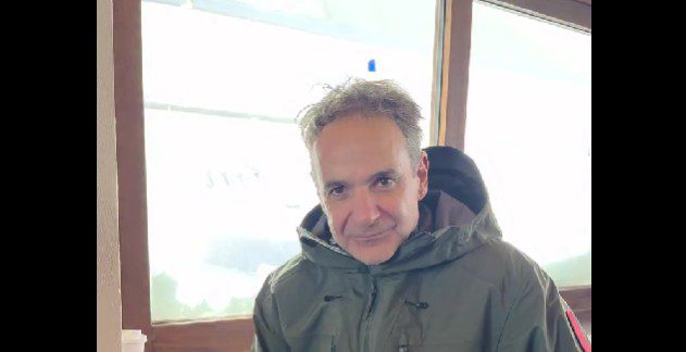 Το βίντεο του Κυριάκου Μητσοτάκη από το καφέ στην κορυφή της Στύγας στα Καλάβρυτα