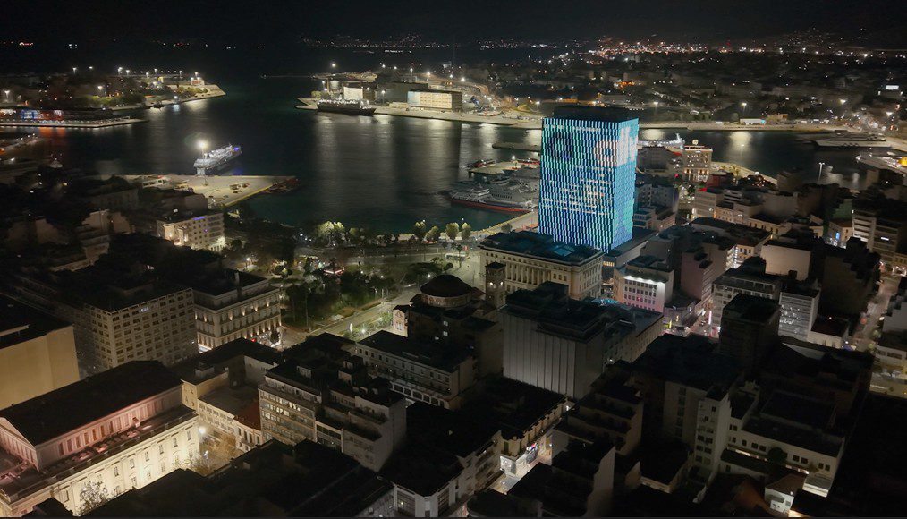 Η νέα εποχή Allwyn είναι εδώ και «έντυσε» με τα χρώματά της τον Πύργο του Πειραιά