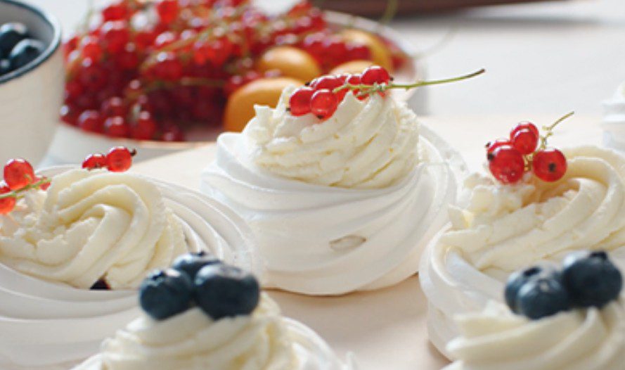 Γλυκά με γιαούρτι: Τρεις απολαυστικές συνταγές