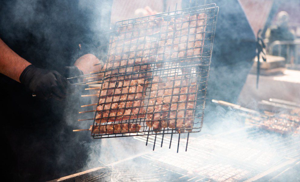 Τσικνοπέμπτη στην Αθήνα: Δωρεάν παραδοσιακό τσίκνισμα, γλέντι με μουσική και χορό