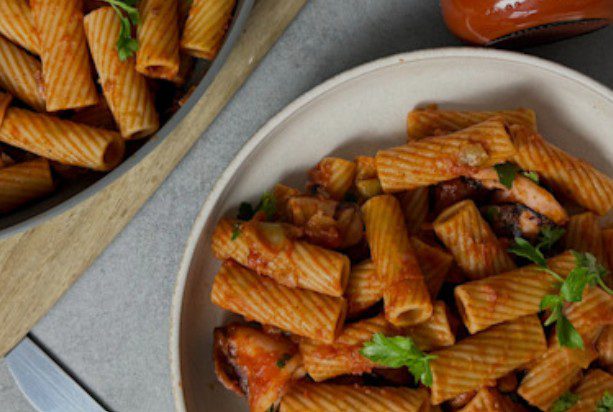 Συνταγή: Νηστίσιμη μακαρονάδα με κόκκινη σάλτσα και καλαμαράκια