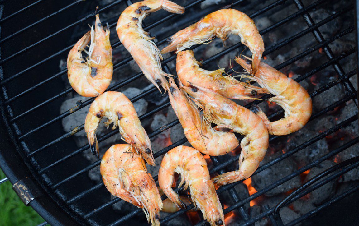 Ψάρια – θαλασσινά: Τα «μυστικά» για το σωστό ψήσιμο στα κάρβουνα