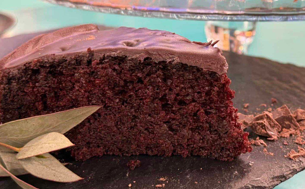 Συνταγή: Νηστίσιμο σοκολατένιο κέικ με γλάσο σοκολάτας