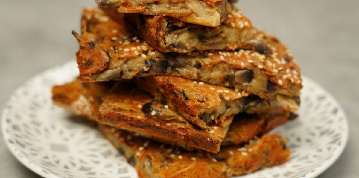 Συνταγή: Εύκολη νηστίσιμη μανιταρόπιτα χωρίς φύλλο