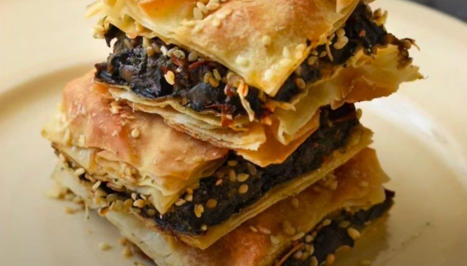 Συνταγή: Λαχταριστή και νηστίσιμη μανιταρόπιτα