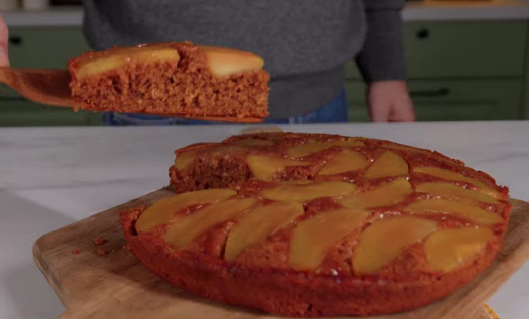 Συνταγή: Ανάποδη μηλόπιτα κέικ – Νόστιμη και νηστίσιμη