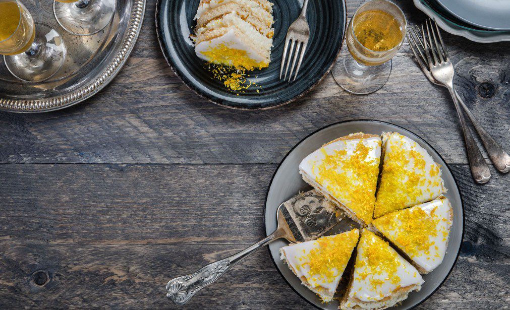 Συνταγή: Vegan carrot cake με γέμιση κρέμα βρώμης