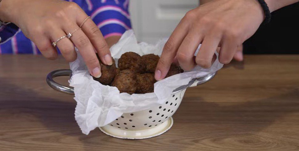 Συνταγή: Αφράτα και ζουμερά κεφτεδάκια «της γιαγιάς»